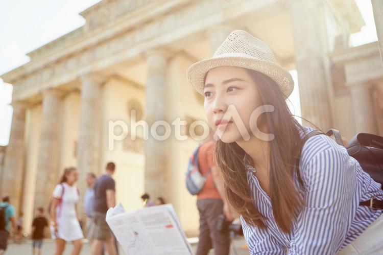 地図を見る海外旅行中の女性23 海外旅行,女性,日本人の写真素材