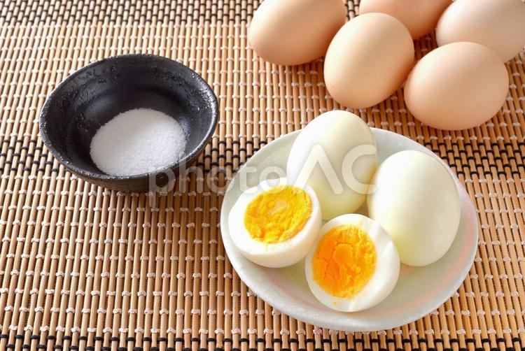 ゆで卵を三つ用意しました美味しそう 卵,ゆで卵,しろみの写真素材
