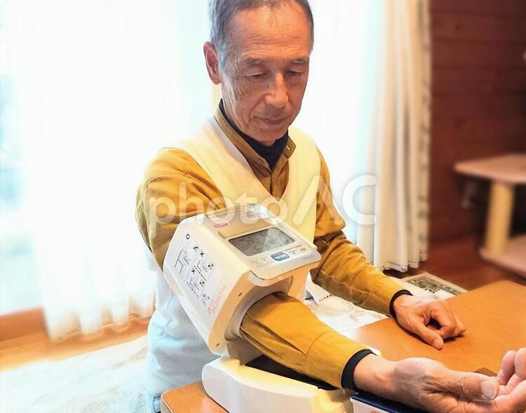 血圧をはかるシニア男性 血圧計,シニア,血圧をはかるの写真素材