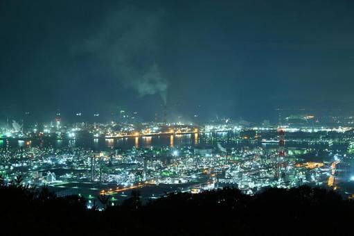 光り輝く夜の水島コンビナート 水島コンビナート,工場夜景,夜景の写真素材