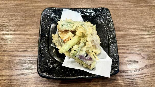 野菜とちくわの天ぷら盛り合わせ 天ぷら,なす,ちくわの写真素材