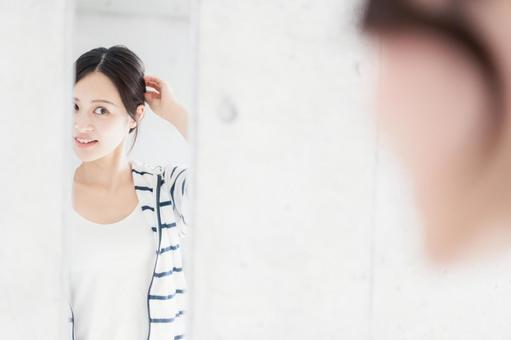 髪をセットする若い女性 髪をセットする若い女性 バックスタイル,準備,おしゃれの写真素材