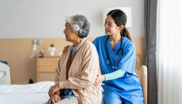 帰宅願望が強い高齢女性患者と励ます看護師 帰宅願望が強い高齢女性患者と励ます看護師の写真