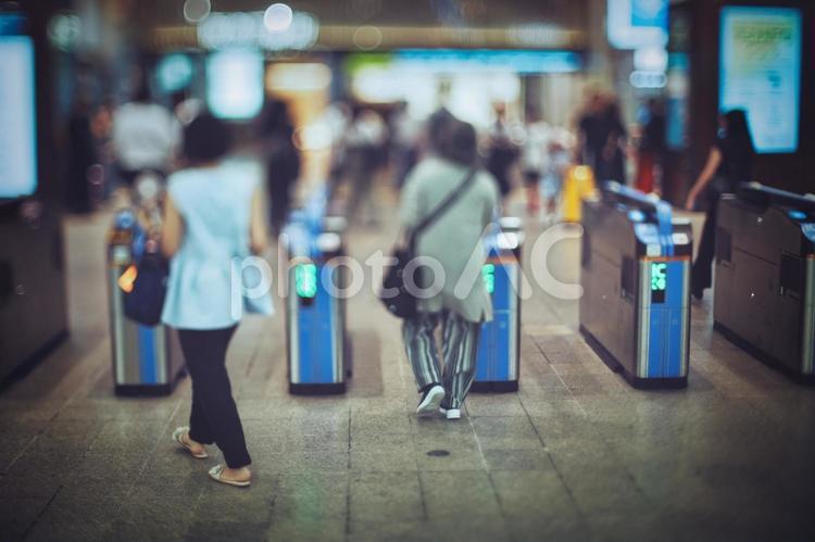 駅の改札を利用する人々 駅,電車,改札の写真素材