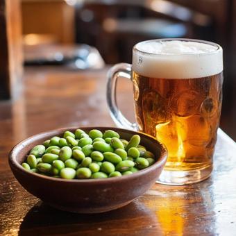 居酒屋で楽しむ枝豆と生ビールの晩酌 居酒屋で楽しむ枝豆と生ビールの晩酌の写真