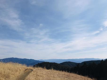 草原広がる山頂の景色 草原広がる山頂の景色の写真