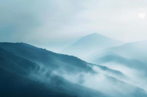 霧に包まれた幻想的な山々 霧に包まれた幻想的な山々の写真