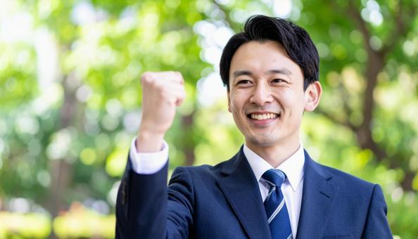 拳を突き上げる日本人ビジネスマン 拳を突き上げる日本人ビジネスマンの写真
