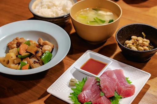 まぐろ刺身と鶏肉炒めの夕食 まぐろ刺身と鶏肉炒めの夕食の写真