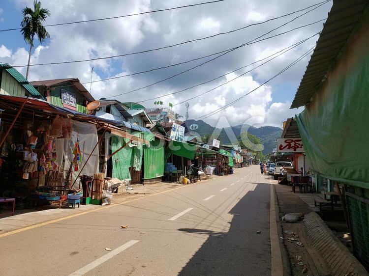 東南アジアの田舎町 道路,田舎,晴れの写真素材