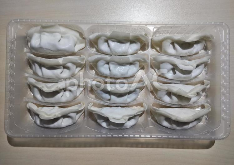 焼く前のぎょうざ12個 餃子,ぎょうざ,焼く前の写真素材