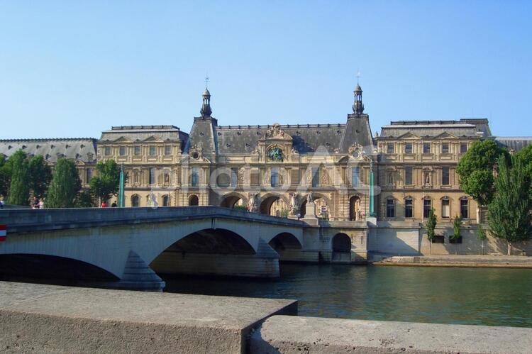 キャルーゼル橋とルーブル美術館 キャルーゼル橋,ルーブル美術館,セーヌ河の写真素材