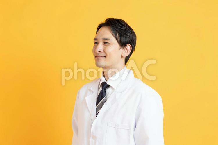 笑顔で上目線の医者 イケメン,ハンサム,プロフィール写真の写真素材
