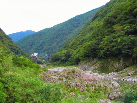 徳島県-大歩危-鉄橋を渡る列車 徳島県-大歩危-鉄橋を渡る列車 大歩危,吉野川,天然記念物の写真素材