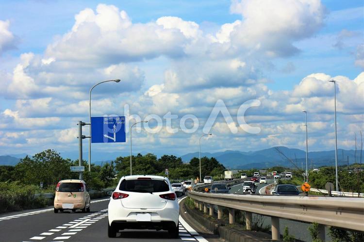 バイパス道路のカーブとたくさんの雲 カーブ,曲がり路,ドライブの写真素材