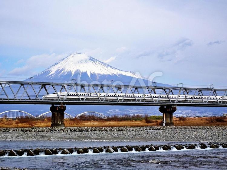 橋を渡る新幹線① 新幹線,富士山,日本の写真素材