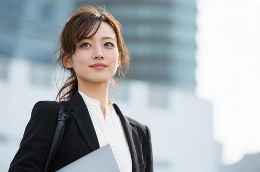 ノートパソコンと女性社員-6 ノートパソコンと女性社員-6の写真