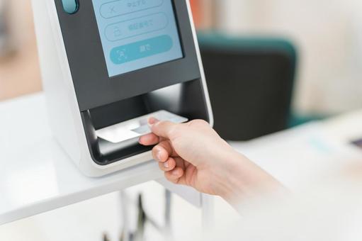 病院でマイナンバーカードを読み込む女性 病院でマイナンバーカードを読み込む女性 マイナ保険証,健康保険証,カードリーダーの写真素材