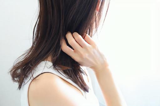 髪の毛を触る女性 ヘアケアイメージ 髪の毛を触る女性 ヘアケアイメージ 女性,髪の毛,ヘアケアの写真素材