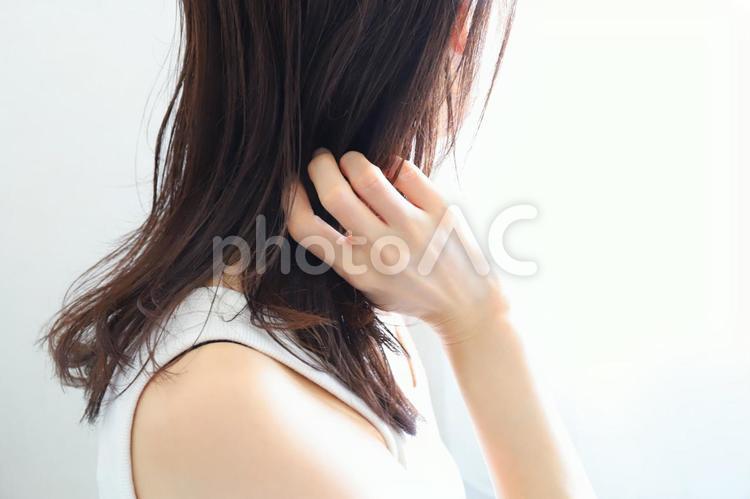 髪の毛を触る女性　ヘアケアイメージ 女性,髪の毛,ヘアケアの写真素材