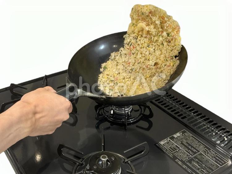 ちゃーはんをふる チャーハン,料理,中華の写真素材