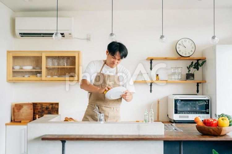 皿洗いする男性（困る） 皿洗い,黄ばみ,油汚れの写真素材