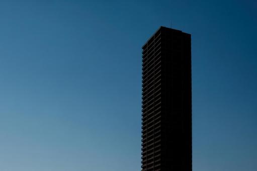 雲一つない空とタワマンのシルエット 雲一つない空とタワマンのシルエットの写真