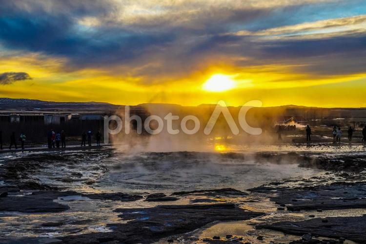 ゲイシール間欠泉と朝焼け（アイスランド） ゲイシール,アイスランド,ゲイシール間欠泉の写真素材