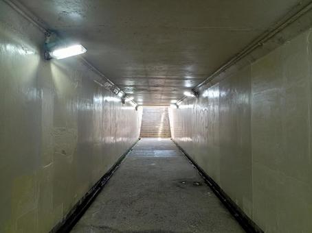 地下通路の真ん中で 地下通路の真ん中での写真