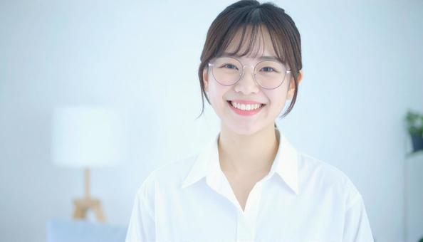 清潔感のあるカメラ目線の女性 清潔感のあるカメラ目線の女性の写真