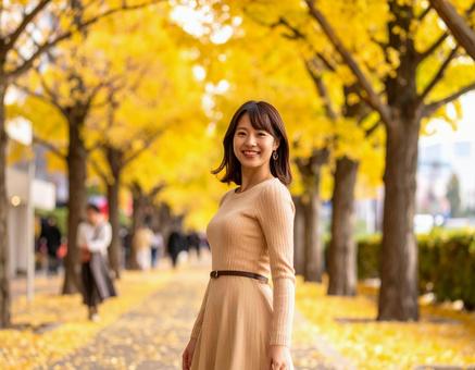 ストリートスナップ・イチョウ並木の彼女 ストリートスナップ・イチョウ並木の彼女の写真
