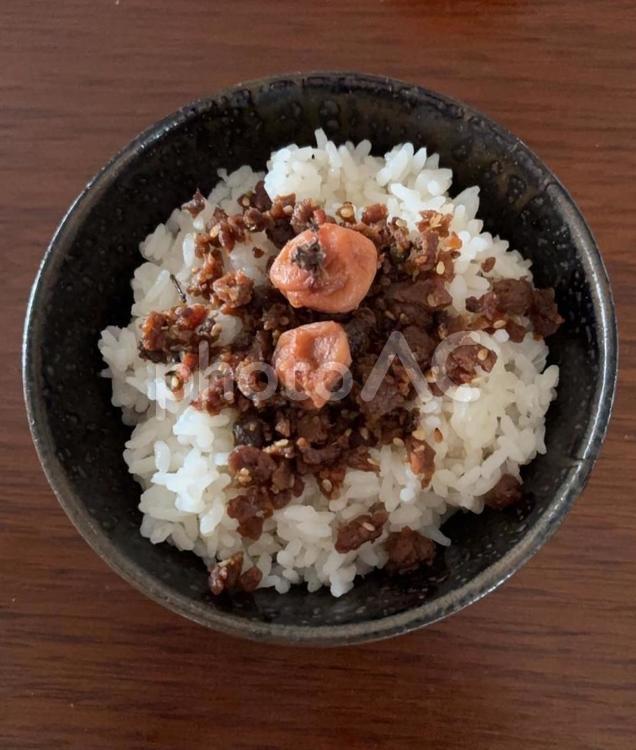 ご飯に牛タンしぐれとかつお梅の茶碗飯 茶碗飯,朝食,あきたこまちの写真素材