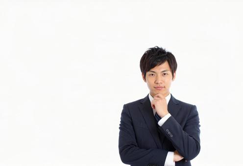 自信満々に提案するビジネスパーソン 自信満々に提案するビジネスパーソンの写真