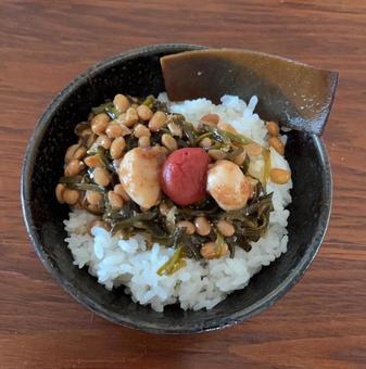 昆布ご飯に子持ちめかぶ納豆と梅大蒜と鰹梅 昆布ご飯に子持ちめかぶ納豆と梅大蒜と鰹梅の写真