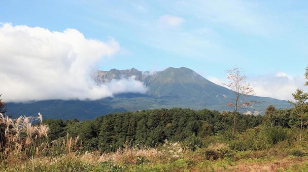 初秋の開田高原から望む御嶽山 初秋の開田高原から望む御嶽山 御嶽山,初秋,開田高原の写真素材