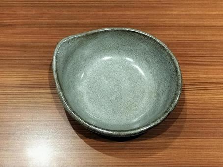 和風の皿と木目のテーブル 和風の皿と木目のテーブル 皿,取り皿,木目の写真素材