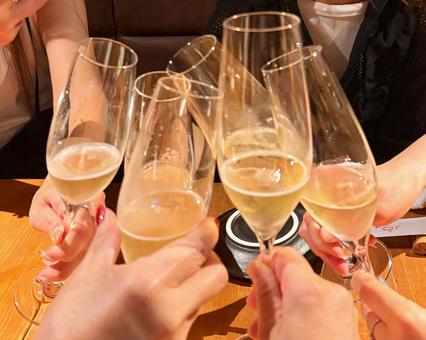 女子会でシャンパン乾杯する瞬間 女子会でシャンパン乾杯する瞬間 乾杯,シャンパン,グラスの写真素材