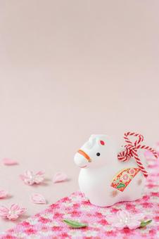 午年の年賀状素材|土鈴とちりめん細工の桜 午年の年賀状素材|土鈴とちりめん細工の桜 年賀状,午,桜の写真素材