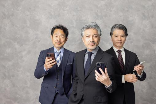 スマートフォンで検索するビジネスパーソン スマートフォンで検索するビジネスパーソン エグゼクティブ,ビジネスマン,スマートフォンの写真素材