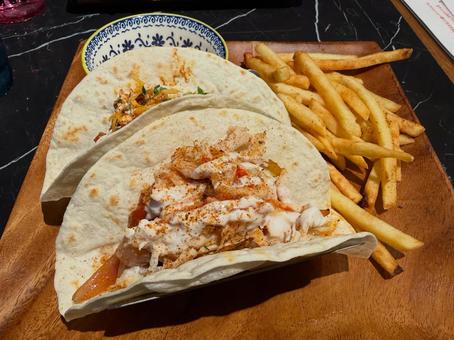 ボリュームたっぷりのタコスの写真