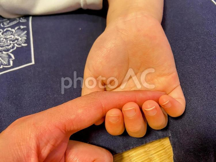 父親の指を握る子どもの手 父親,指,握るの写真素材