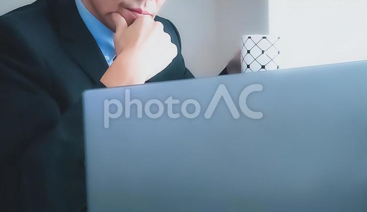 マグカップを持って考えるビジネスマン 男性,ビジネス,ビジネススーツの写真素材
