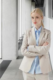 オフィスの通路で腕を組んでいるビジネスウーマン ビジネスウーマン,ビジネス,女性の写真素材