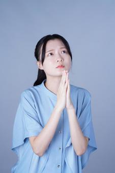 お願い　青い服の女性 女性,お願い,謝るの写真素材