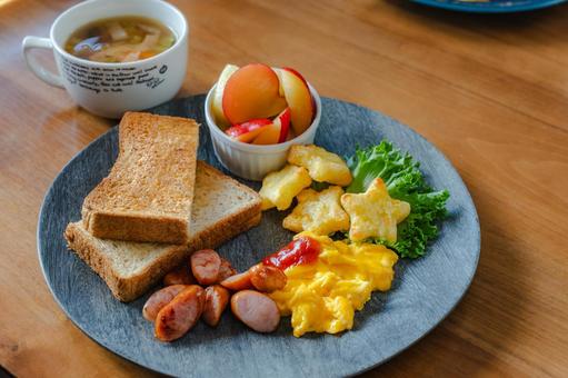 トーストと卵の朝食セット トーストと卵の朝食セット 朝食,トースト,卵料理の写真素材