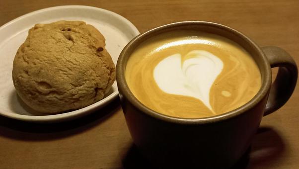 ハートのカプチーノアートとチョコアイス ハートのカプチーノアートとチョコアイスの写真