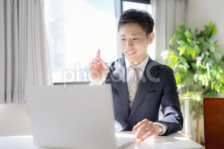 アイデアマン 男性,スーツ,若手の写真素材