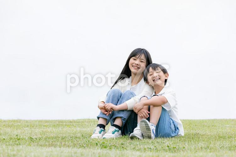 丘の上で笑顔をみせる子ども 笑顔,スマイル,子どもの写真素材