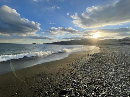夕日と波の浜辺風景 夕日と波の浜辺風景の写真