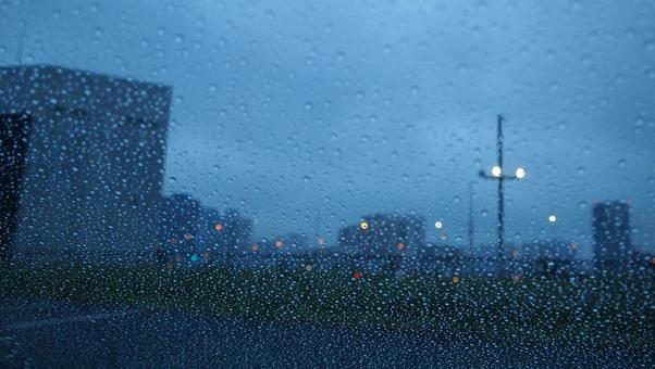 雨の日ドライブ　車窓と街の灯 雨,夜,夜景の写真素材